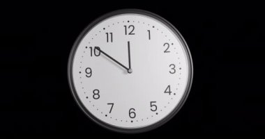 Siyah arka planda gece yarısını gösteren bir animasyon. Yeni yıl arifesi, yeni yıl, şenlik, kutlama ve geleneksel konsept dijital olarak oluşturulmuş video.