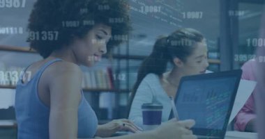 Ofisteki çeşitli iş adamları üzerinde finansal veri işleme animasyonu. Küresel finans, iş, bağlantılar, hesaplama ve veri işleme kavramı dijital olarak oluşturulmuş video.