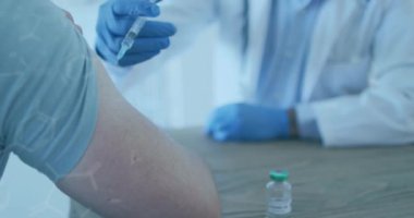 Hasta aşısı olan melez bir erkek doktorun kimyasal formülünün animasyonu. Küresel tıp ve dijital arayüz kavramı dijital olarak oluşturulmuş video.
