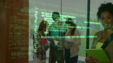 Çeşitli erkek ve kız öğrenciler üzerinde veri işleme animasyonu. Küresel eğitim, öğrenme, hesaplama ve dijital arayüz kavramı dijital olarak oluşturulmuş video.