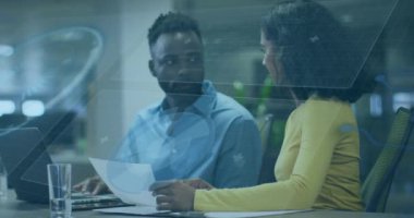 Çeşitli iş adamlarının iş görüşmeleri üzerine veri işleme ve diyagramların animasyonu. Küresel iş ve dijital arayüz kavramı dijital olarak oluşturulmuş video.