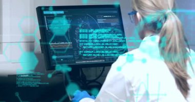 Bilgisayar kullanan beyaz kadın bilim adamı üzerinde veri işleme ve kimyasal formülün animasyonu. Küresel bilim ve dijital arayüz kavramı dijital olarak oluşturulmuş video.