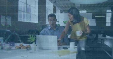 Ofisteki çeşitli iş adamları üzerinde finansal veri işleme animasyonu. Küresel finans, iş, bağlantılar, hesaplama ve veri işleme kavramı dijital olarak oluşturulmuş video.