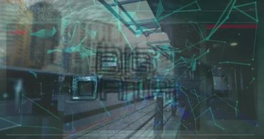 Ağ üzerinden büyük veri metninin animasyonu ve şehir manzarası üzerinden veri işlemesi. Küresel finans, iş, bağlantılar, bulut hesaplama ve veri işleme kavramı dijital olarak oluşturulmuş video.