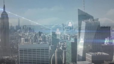 Şehir manzarası üzerindeki simgelerle bağlantı ağının animasyonu. Küresel iş, bağlantılar, hesaplama ve veri işleme kavramı dijital olarak oluşturulmuş video.