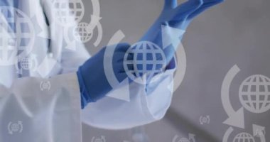 Kafkas erkek doktorun üzerinde lastik eldiven takan ok simgeli kürelerin animasyonu. Küresel tıp ve dijital arayüz kavramı dijital olarak oluşturulmuş video.