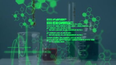 Laboratuvardaki kimyasallarla beherlerin üzerinde programlama dili ve moleküler yapının animasyonu. Dijital bileşik, kodlama, veri işleme, karbon atomu, bilim, tıbbi araştırma, kimya.