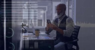 Akıllı telefon kullanan Afro-Amerikan iş adamı üzerinden finansal veri işleme animasyonu. Küresel finans, iş, bağlantılar, hesaplama ve veri işleme kavramı dijital olarak oluşturulmuş video.