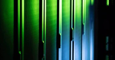 Sunucu odasında ekoloji simgeleri ve veri işleme animasyonları. Küresel teknoloji, ekoloji, hesaplama ve dijital arayüz kavramı dijital olarak oluşturulmuş video.