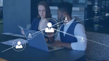 Farklı meslekdaşların iş tartışmalarında simgelerle bağlantı ağının animasyonu. Küresel iş, teknoloji ve dijital arayüz kavramı dijital olarak oluşturulmuş video.