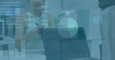 Kafkasyalı iş kadınıyla ilgili finansal veri işleme animasyonu. Küresel finans, iş, bağlantılar, hesaplama ve veri işleme kavramı dijital olarak oluşturulmuş video.
