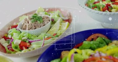 Salataların üzerinde veri işleme animasyonu. Küresel alışveriş, iş, bağlantılar, hesaplama ve veri işleme kavramı dijital olarak oluşturulmuş video.