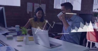 Muhtelif meslektaşların ofiste iş görüşmesi üzerine finansal veri işleme animasyonu. Küresel iş, finans ve dijital arayüz kavramı dijital olarak oluşturulmuş video.