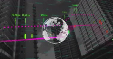Şehir manzarası üzerinde küresel ve finansal veri işleme animasyonları. Küresel finans, iş, bağlantılar, hesaplama ve veri işleme kavramı dijital olarak oluşturulmuş video.