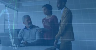 Ofisteki çeşitli iş adamları üzerinde finansal veri işleme animasyonu. Küresel finans, iş, bağlantılar, hesaplama ve veri işleme kavramı dijital olarak oluşturulmuş video.