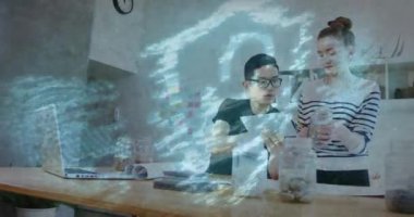 Ofisteki çeşitli iş adamları üzerinde asma kilit ve veri işleme animasyonu. Küresel finans, iş, bağlantılar, hesaplama ve veri işleme kavramı dijital olarak oluşturulmuş video.