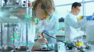 Çeşitli bilim adamlarının örnek almaları üzerine ekoloji simgeleriyle veri işleme animasyonu. Küresel bilim ve dijital arayüz kavramı dijital olarak oluşturulmuş video.