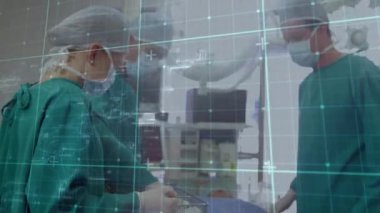 Çeşitli cerrahlar üzerinde veri işleme animasyonu. Küresel tıp, işletme, bağlantılar, hesaplama ve veri işleme kavramı dijital olarak oluşturulmuş video.