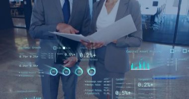 Ofisteki çeşitli iş adamları üzerinde veri işleme animasyonu. Küresel finans, iş, bağlantılar, hesaplama ve veri işleme kavramı dijital olarak oluşturulmuş video.