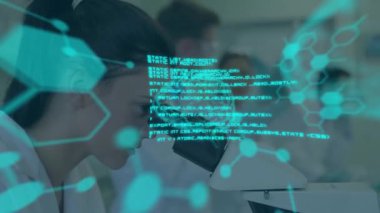 Laboratuvarda çalışan çeşitli bilim adamları üzerinde çalışan molekülleri ve veri işlemesi olan dijital beynin animasyonu. Küresel bilim, bilgisayar ve dijital arayüz kavramı dijital olarak oluşturulmuş video.