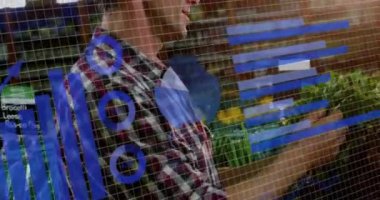 Kafkas adam bakkal alışverişinde veri işleme animasyonu. Küresel alışveriş, iş, bağlantılar, hesaplama ve veri işleme kavramı dijital olarak oluşturulmuş video.