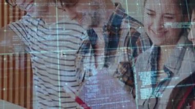 Çeşitli erkek ve kız öğrenciler üzerinde veri işleme animasyonu. Küresel eğitim, öğrenme, hesaplama ve dijital arayüz kavramı dijital olarak oluşturulmuş video.