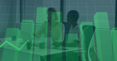 Ofisteki çeşitli iş adamları üzerinde finansal veri işleme animasyonu. Küresel finans, iş, bağlantılar, hesaplama ve veri işleme kavramı dijital olarak oluşturulmuş video.