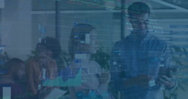 Ofisteki çeşitli iş adamları üzerinde finansal veri işleme animasyonu. Küresel finans, iş, bağlantılar, hesaplama ve veri işleme kavramı dijital olarak oluşturulmuş video.