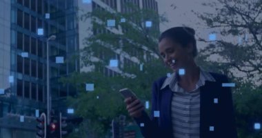 Akıllı telefon kullanan çift ırklı iş kadınının veri işleme sistemli devre kartı animasyonu. Dijital olarak oluşturulmuş küresel bağlantılar, hesaplama, dijital arayüz ve veri işleme kavramı.