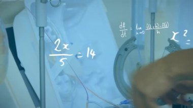 Matematiksel denklemlerin animasyonu laboratuvarda çalışan çift ırklı erkek bilim adamı üzerine. Küresel tıp, bilim, bilgisayar ve dijital arayüz kavramı dijital olarak oluşturulmuş video.
