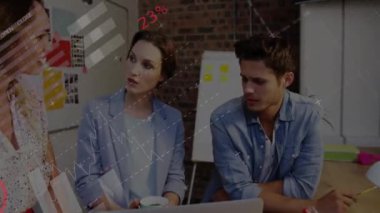 Ofisteki çeşitli iş adamları üzerinde finansal veri işleme animasyonu. Küresel finans, iş, bağlantılar, hesaplama ve veri işleme kavramı dijital olarak oluşturulmuş video.