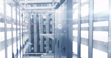 Bilgisayar sunucuları üzerinden veri işleme animasyonu. Küresel finans, iş, bağlantılar, bulut hesaplama ve veri işleme kavramı dijital olarak oluşturulmuş video.