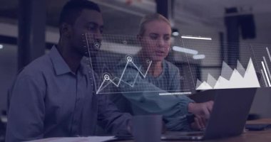 Ofisteki çeşitli iş adamları üzerinde finansal veri işleme animasyonu. Küresel finans, iş, bağlantılar, hesaplama ve veri işleme kavramı dijital olarak oluşturulmuş video.