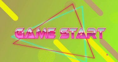 Oyunun animasyonu, sarı arkaplandaki soyut şekiller üzerinden pembe metalik harflerle metne başlıyor. Retro, dijital arayüz, bağlantı, oyun, veri ve iletişim, dijital olarak oluşturulmuş video.