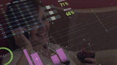 Veri işleme animasyonu, borsa ve dünya haritası. Beyaz bir kadının akıllı telefondan konuşması. İş ve dijital arayüz kavramı, dijital olarak oluşturulmuş video.