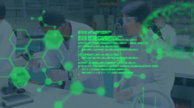 Laboratuvardaki çeşitli bilim adamları üzerinde bilimsel veri işleme animasyonu. Küresel bilim, bağlantılar, hesaplama ve veri işleme kavramı dijital olarak oluşturulmuş video.