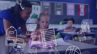 Sınıfta tablet kullanan çeşitli kız öğrenci ve bayan öğretmenler üzerinde okul simgelerinin canlandırılması. Okul, eğitim ve öğrenim konsepti dijital olarak oluşturulmuş video.