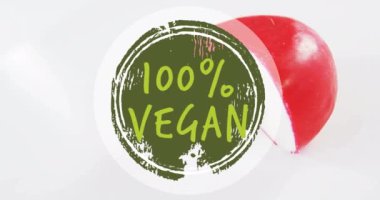 Masadaki peynirden% 100 vejetaryen metnin animasyonu. Diyet, sağlıklı yaşam tarzı ve dijital olarak üretilen gıda konsepti.