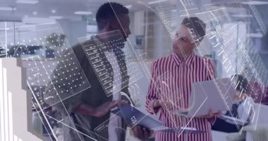 Ofisteki çeşitli iş adamları üzerinde finansal veri işleme animasyonu. Küresel finans, iş, bağlantılar, hesaplama ve veri işleme kavramı dijital olarak oluşturulmuş video.