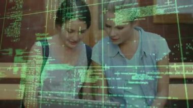 Kafkas kadın arkadaşlarının gülümsemesi üzerine veri işleme animasyonu. Arkadaşlık, teknoloji ve dijital arayüz konsepti dijital olarak oluşturulmuş video.