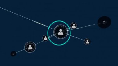 Mavi halkalar üzerinden veri transferi yapan insan simgelerinin animasyonu. Ağ, veri, işleme, bağlantı ve iletişim, dijital olarak oluşturulmuş video.