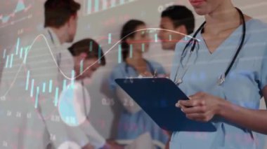 Çeşitli doktorlar üzerinde veri işleme animasyonu. Küresel tıp, bağlantılar, hesaplama ve veri işleme kavramı dijital olarak oluşturulmuş video.