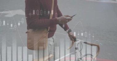 Şehirde akıllı telefon kullanan Afro-Amerikan bir adamın diyagramlarının animasyonu. İş, teknoloji ve dijital arayüz kavramı dijital olarak oluşturuldu.