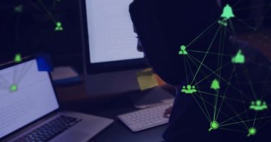 Ofiste dizüstü bilgisayar kullanan melez bir kadın yerine ikonlarla olan bağlantıların animasyonu. Küresel iş ve dijital arayüz kavramı dijital olarak oluşturulmuş video.