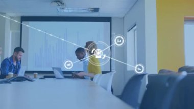 Farklı meslekdaşların iş tartışmalarında simgelerle bağlantı ağının animasyonu. Küresel iş, teknoloji ve dijital arayüz kavramı dijital olarak oluşturulmuş video.