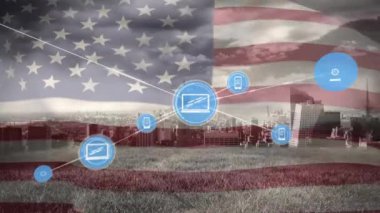 Amerika bayrağı ve şehir manzarası üzerinde medya simgelerinin canlandırılması. Bağlantı, gurur, vatanseverlik, kutlama, iş ve iletişim, dijital olarak oluşturulmuş video.