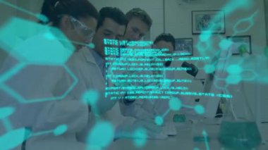 Laboratuvarda çalışan çeşitli bilim adamları üzerinde çalışan molekülleri ve veri işlemesi olan dijital beynin animasyonu. Küresel bilim, bilgisayar ve dijital arayüz kavramı dijital olarak oluşturulmuş video.