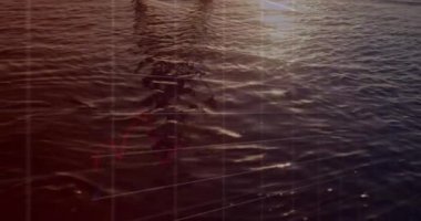 Gün batımında sakin denizlerde veri işleme haritalarının canlandırılması. Veri, dijital arayüz, bağlantı, yaz, tatiller ve rahatlama, dijital olarak oluşturulmuş video.