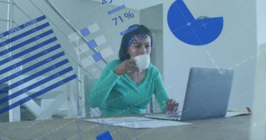 Dizüstü bilgisayar kullanan melez bir kadının finansal veri işleme animasyonu. Küresel finans, iş, bağlantılar, hesaplama ve veri işleme kavramı dijital olarak oluşturulmuş video.
