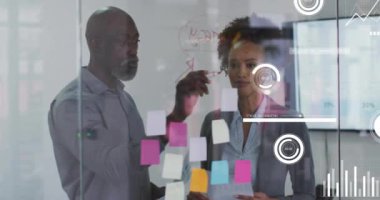 Veri işleme ve diyagramlarının animasyonu ofiste iş tartışan çeşitli meslektaşlar üzerine. Küresel iş ve dijital arayüz kavramı dijital olarak oluşturulmuş video.